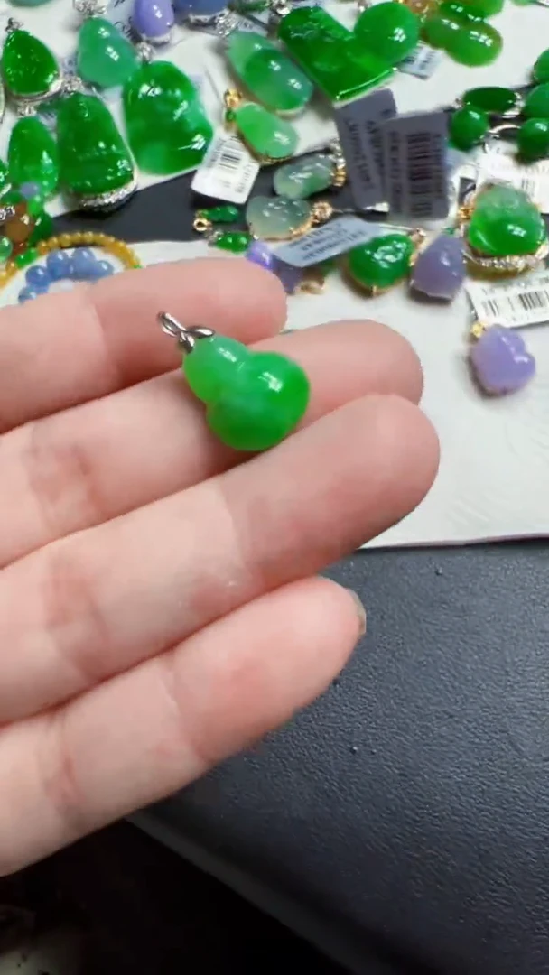 颈饰18K金镶嵌翡翠吊坠