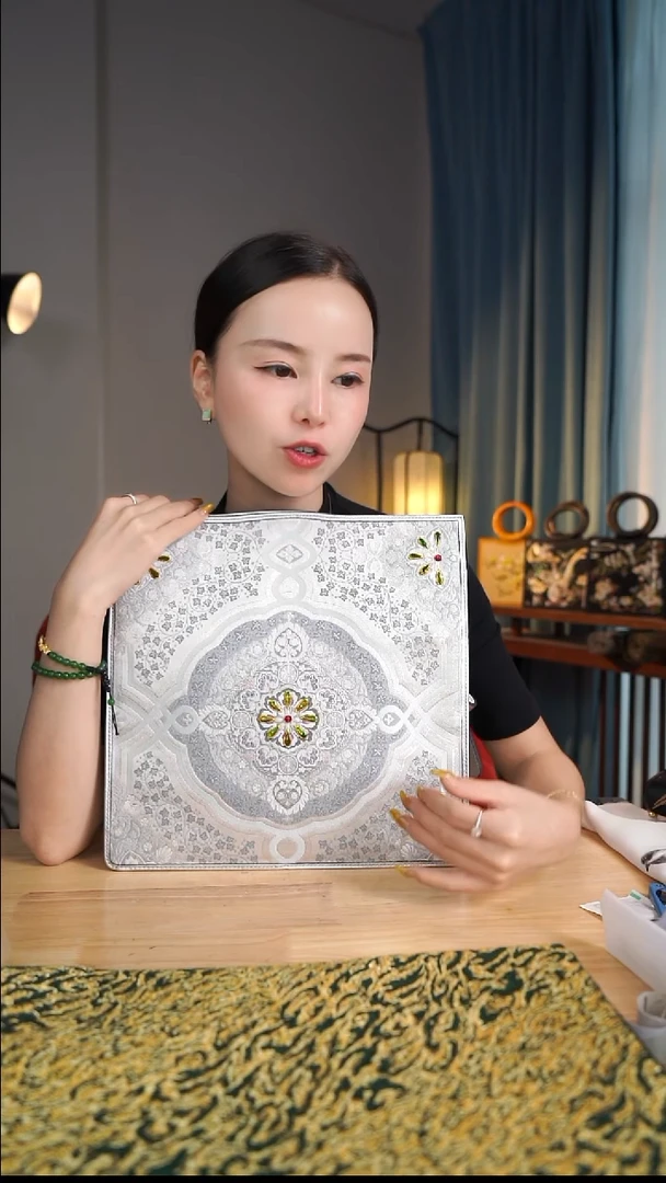 蚕丝?银色丝巾包包