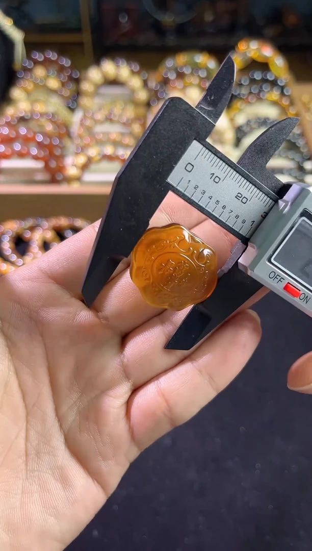 琥珀颈饰未镶嵌金棕平安锁