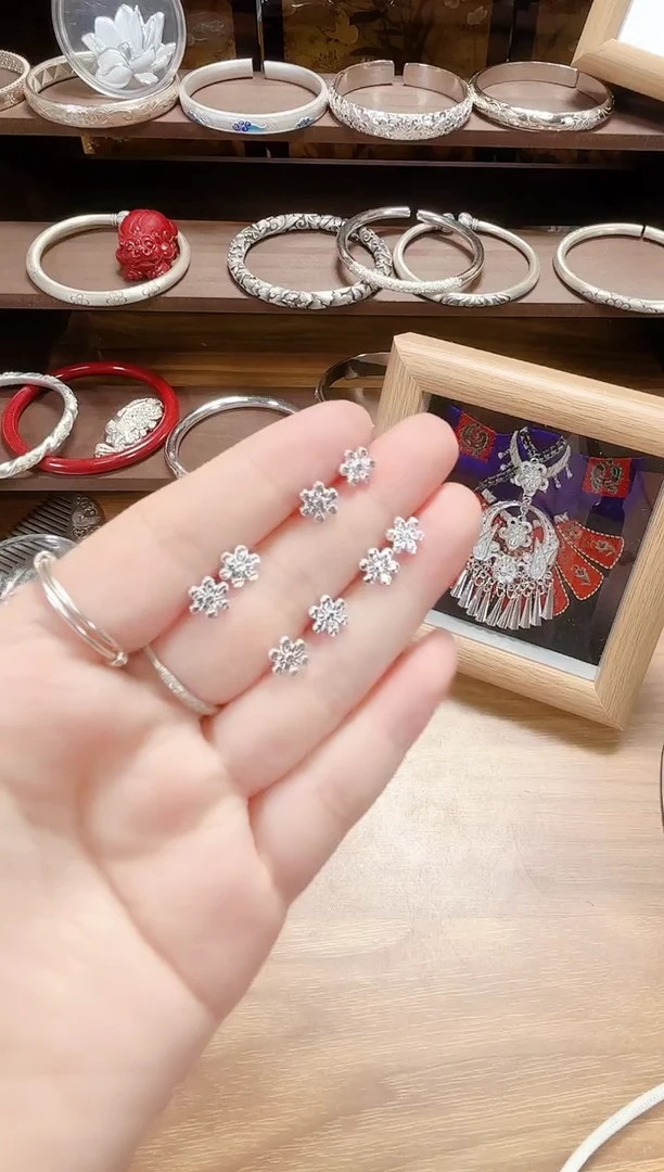 无足银小雪花耳钉
