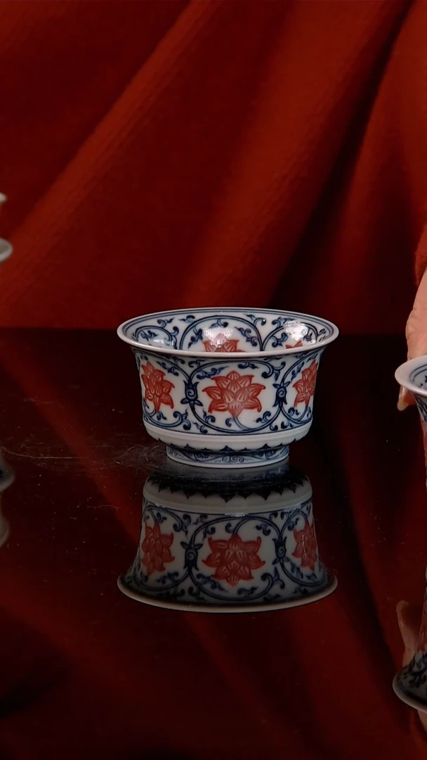 刻画堂青花釉里红满工缠枝莲马蹄杯