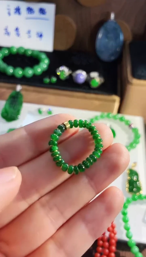 18K金镶嵌戒指翡翠戒指