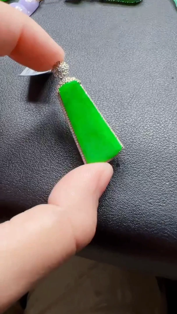 翡翠18K金镶嵌颈饰无事牌