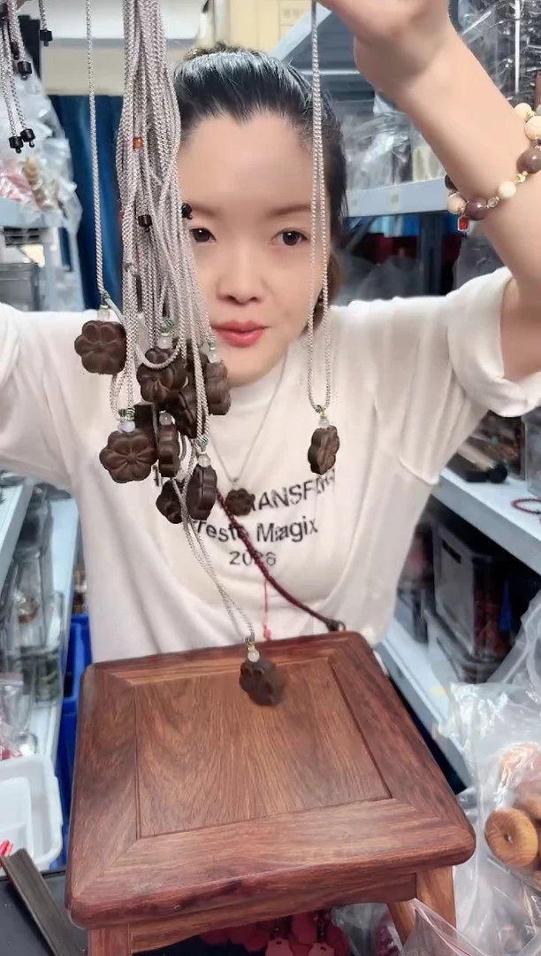 木心悦合香小花脖挂一条