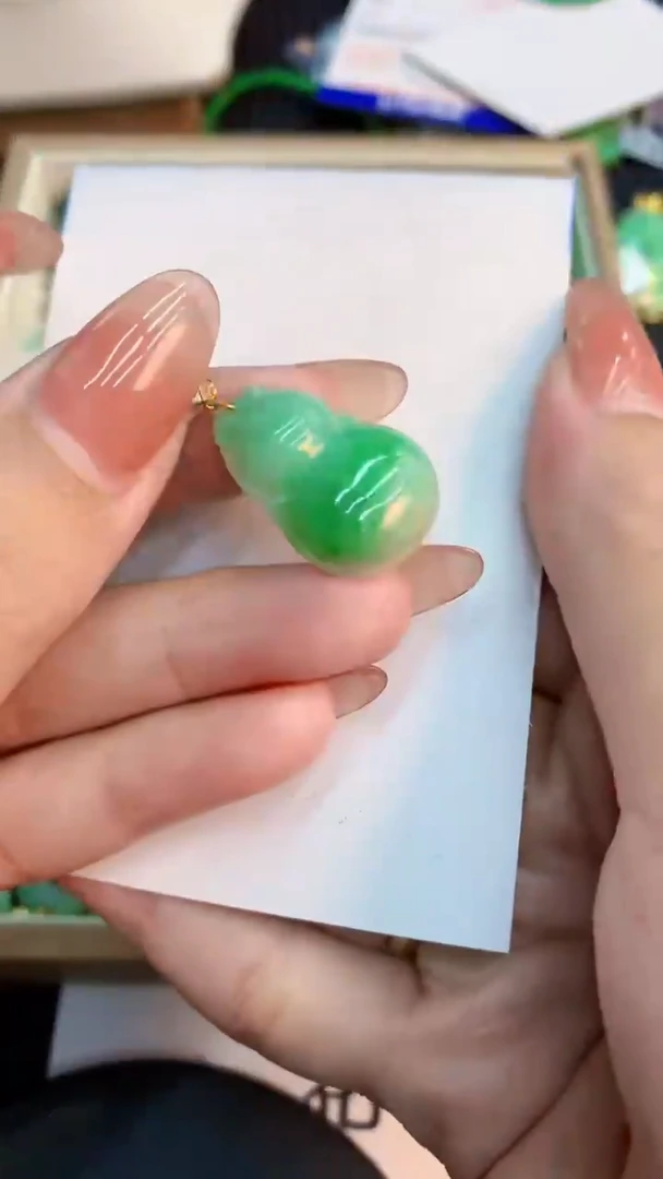 翡翠18K金镶嵌颈饰           1