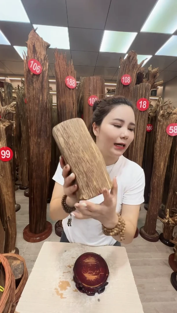 沉香碎屑沉香原料摆件工艺品一百以上带底座沉香