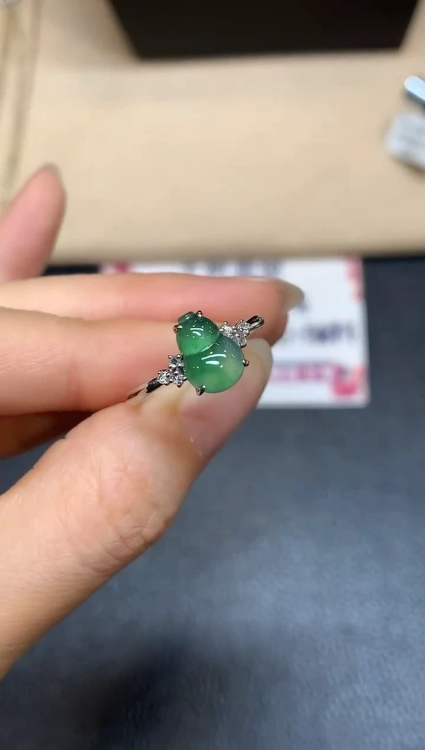18K金镶嵌戒指翡翠【无鉴赏期】葫芦【无服务费