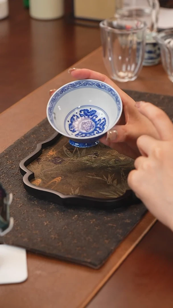景德镇陶瓷外撒蓝内绘青花宫碗