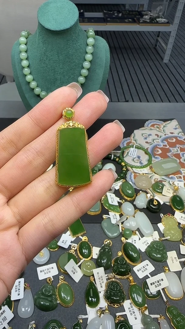 18K金镶嵌和田玉挂件1