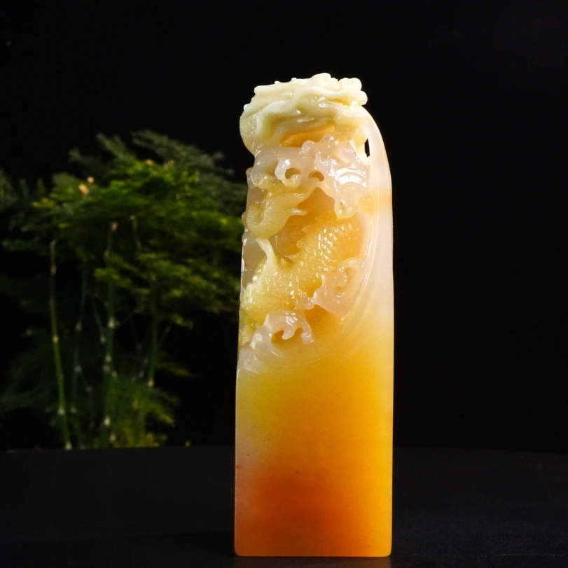 33寿山石三彩善伯洞龙腾四海印章152.2克2.9x2.9x9.1cm，2FL