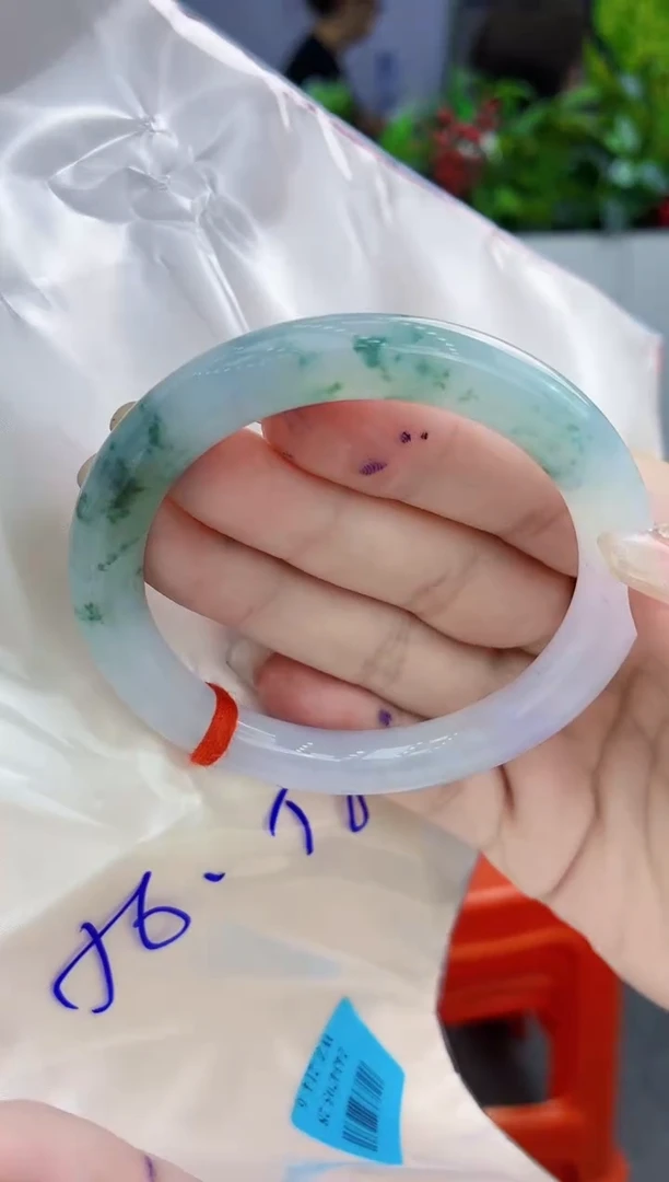 翡翠手镯未镶嵌翡翠手镯
