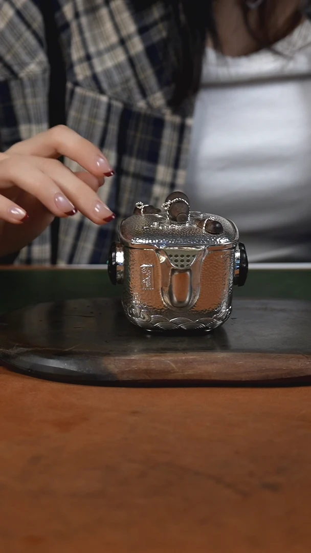 手工锤纹葫芦四方壶