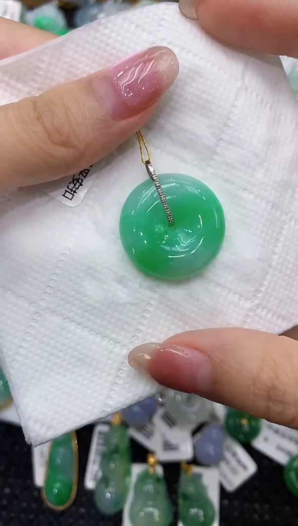 翡翠18K金镶嵌颈饰111111111111