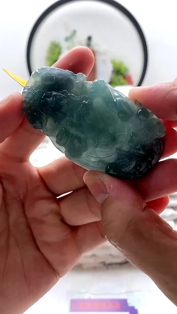 翡翠未镶嵌颈饰财神