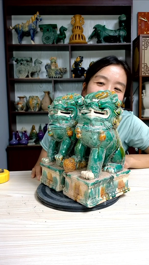 经典一对狮子精美复古风格瓷器