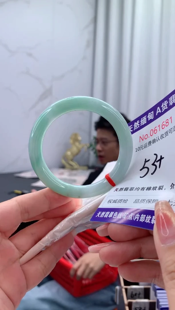 翡翠手镯未镶嵌有纹，完美者勿拍