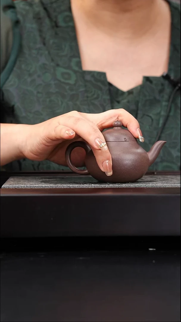 茶壶紫砂大水潭天青梨形暗肝色130cc朱启华