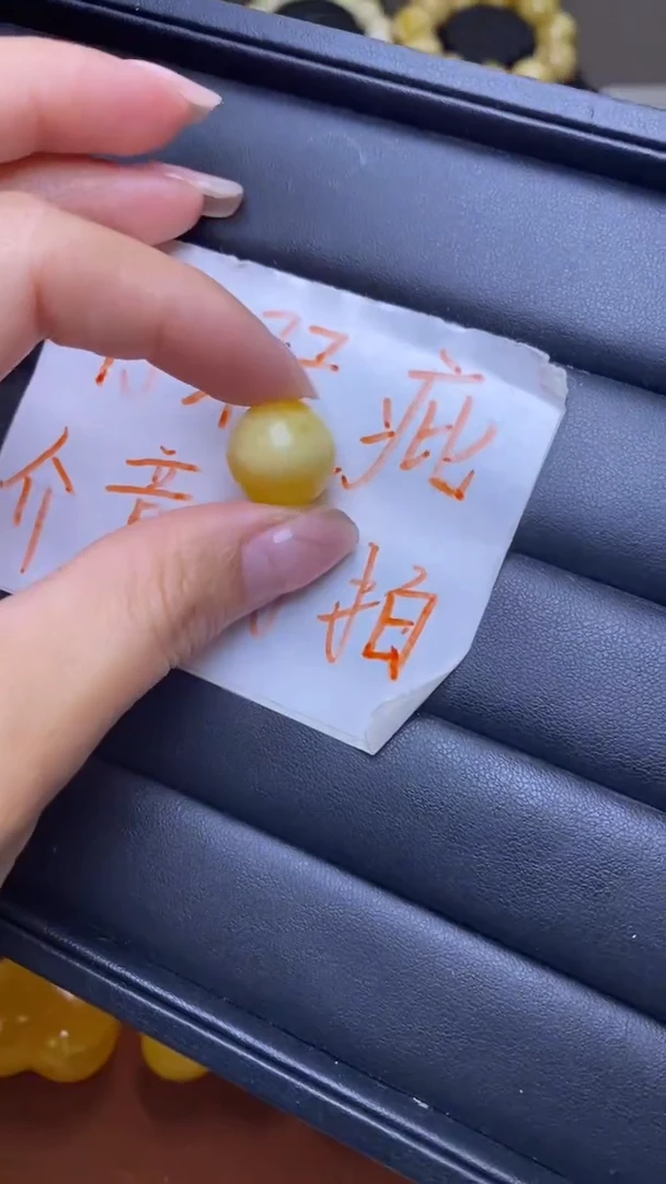 未镶嵌琥珀裸石葵. 64