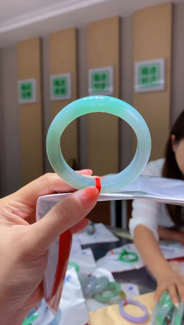 翡翠手镯未镶嵌-Q186 圈口53