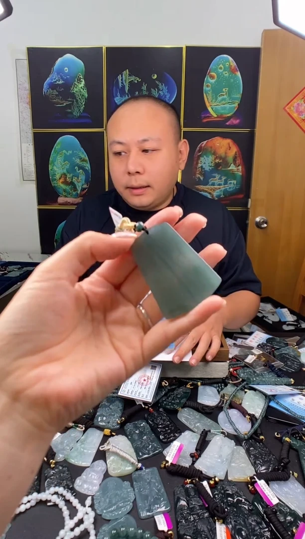 翡翠未镶嵌颈饰多样性发其一