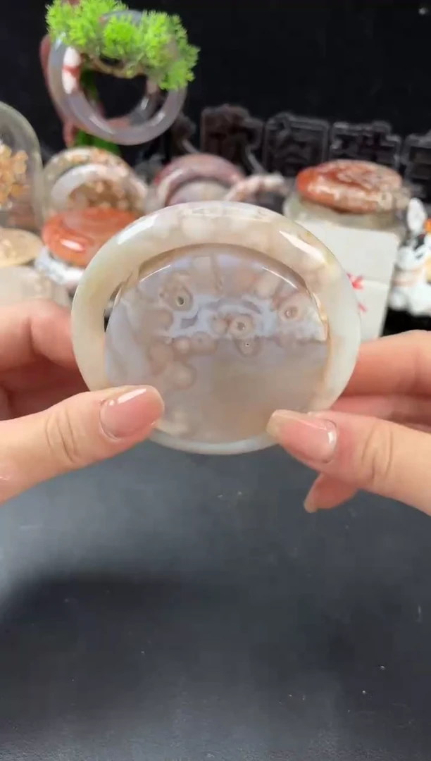 未镶嵌手镯（圆镯）石英质玉60