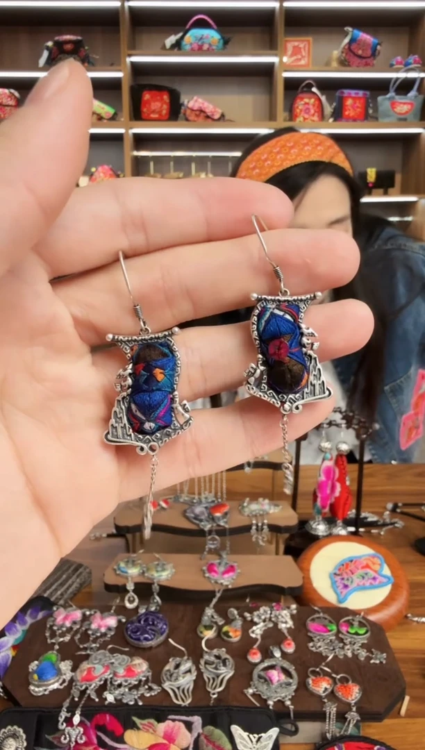 【闪购商品】织绣52蒙阿苏苗绣传承