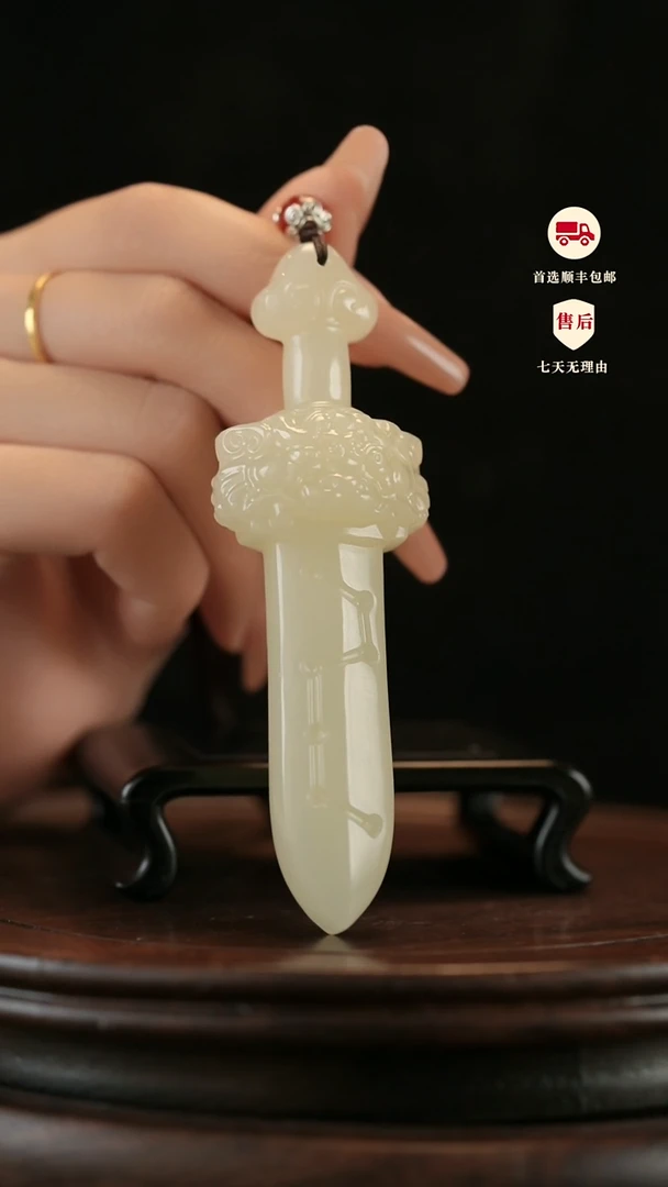 云南石竹叶青雕刻：七星剑雕刻手把件