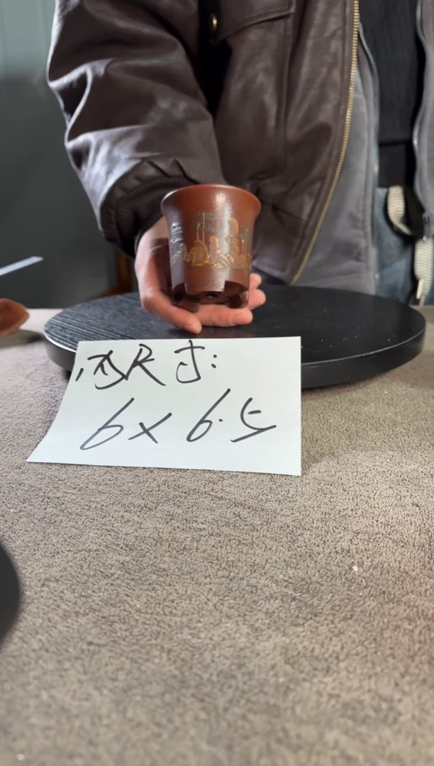 A宜兴紫砂小花盆