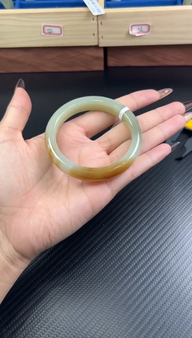 未镶嵌手镯和田玉若羌微色差56+Ms