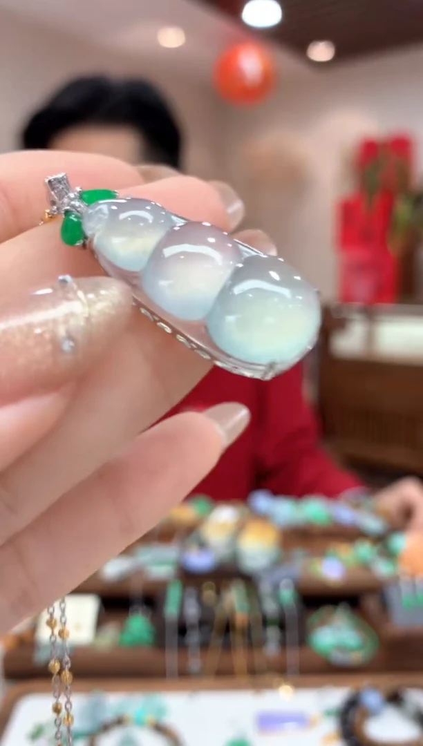 【闪购商品】翡翠吊坠(不含链)18K金镶嵌豆子