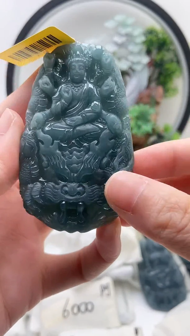 翡翠未镶嵌颈饰千手观音