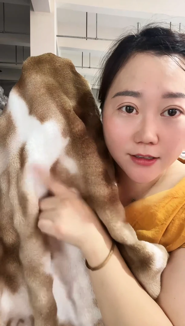 牛奶绒主播手上拿的产品 奶咖色泡泡 2.0*2.3米  微瑕疵