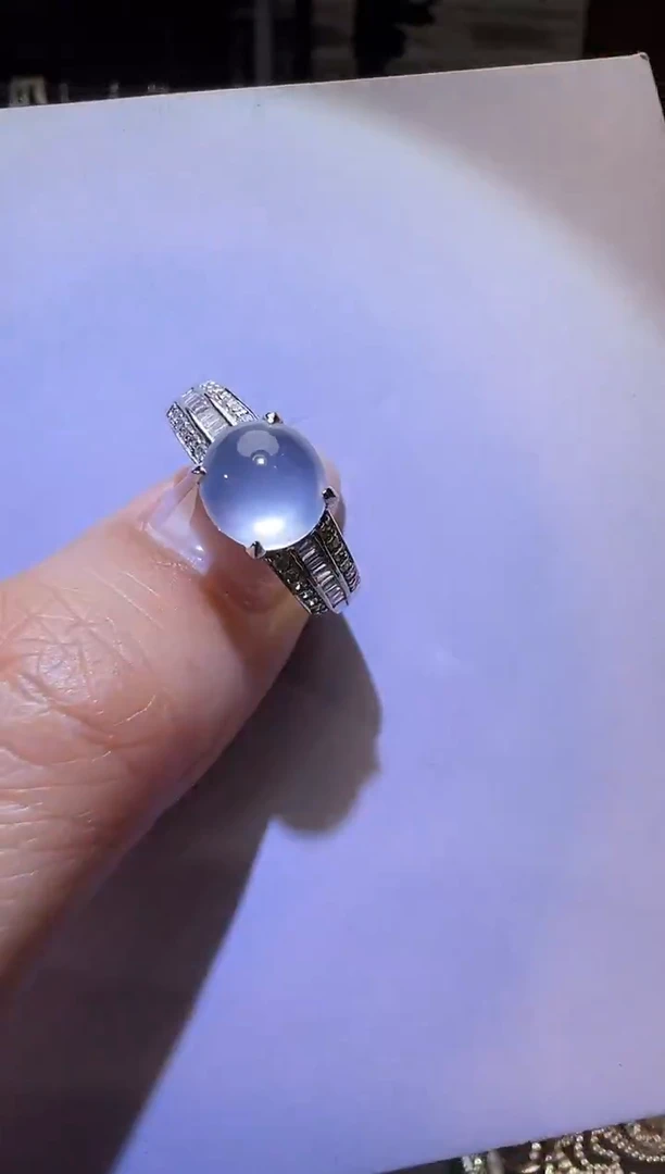 18K金镶嵌戒指翡翠蛋面