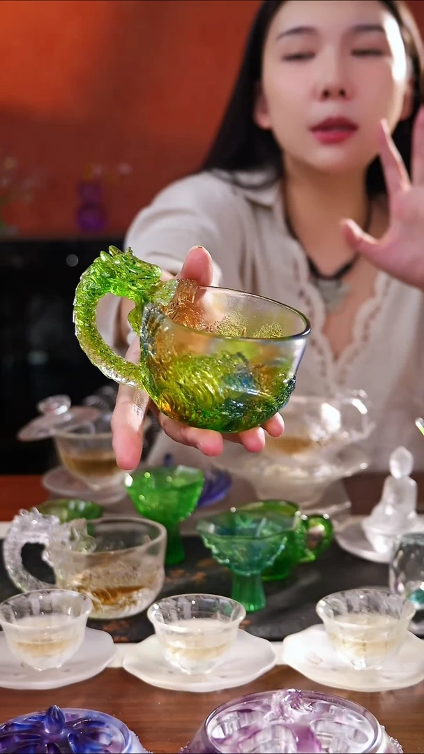 古法琉璃绿色侧把龙杯