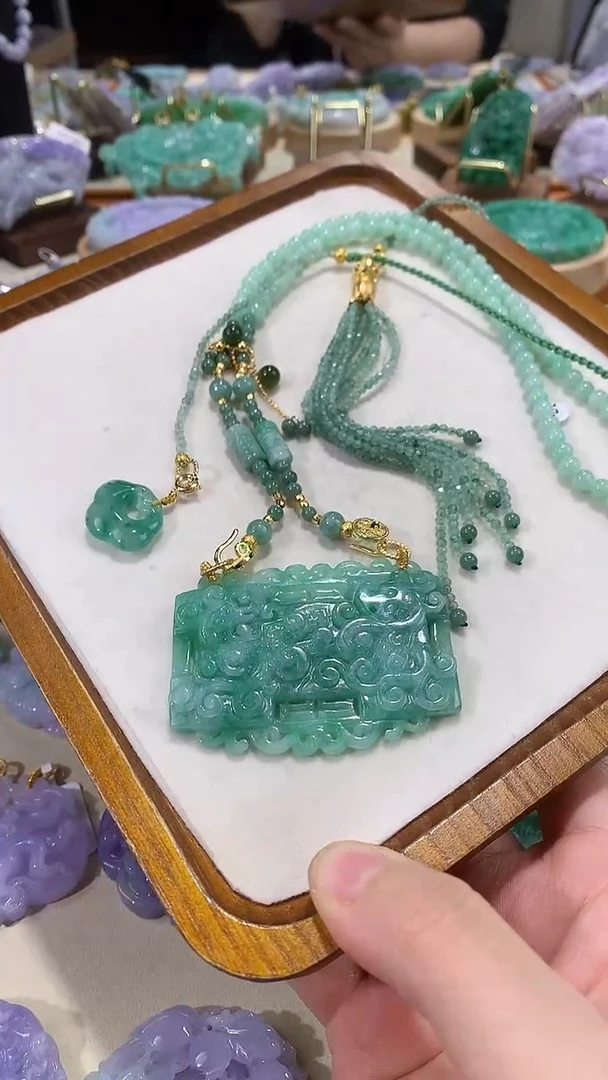 颈饰未镶嵌翡翠吊坠