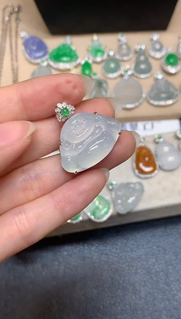 颈饰18K金镶嵌翡翠佛公【无服务费