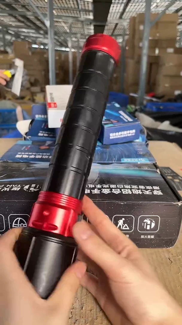 f2强光手电筒四光源（两组电池）