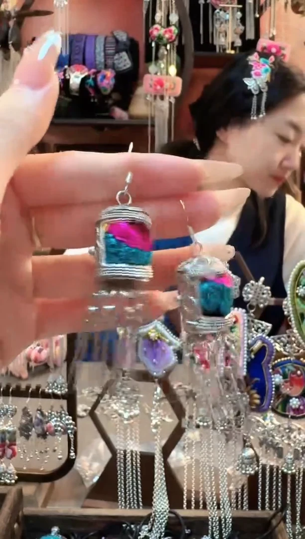织绣云织谣民族风精美饰品   200