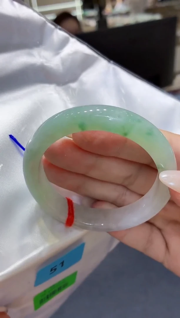 翡翠手镯未镶嵌翡翠手镯