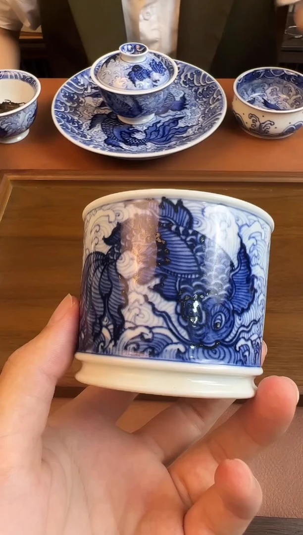 问青坊纯手工手绘青花大鱼柴窑容天杯