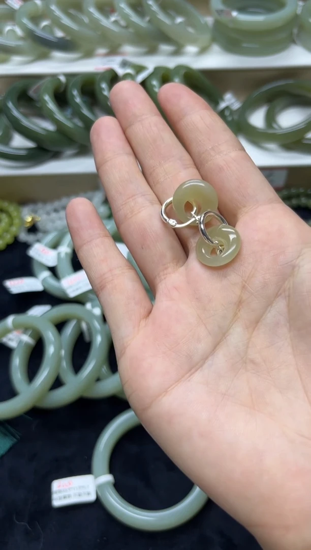 未镶嵌手镯和田玉✨****?和田玉蜂蜜水耳饰