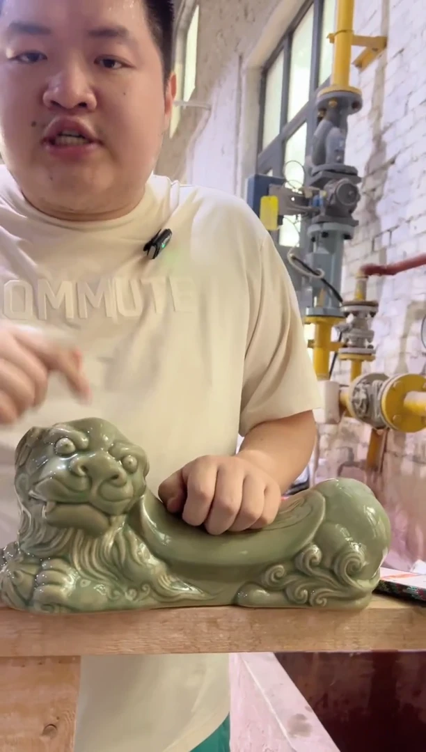 耀州窑青瓷狮子枕头