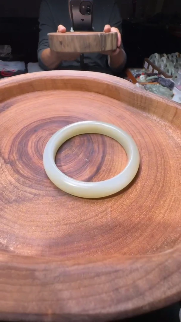 未镶嵌手镯和田玉（糖玉）手镯