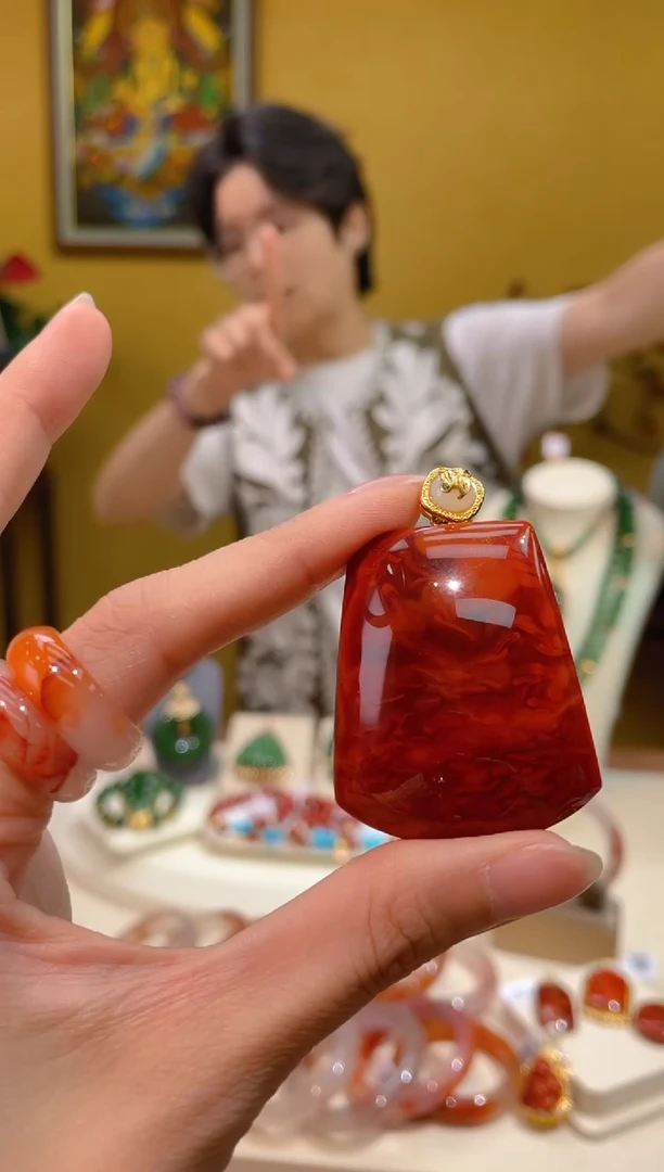颈饰18K金镶嵌南红玛瑙方牌吊坠@@DF50928010