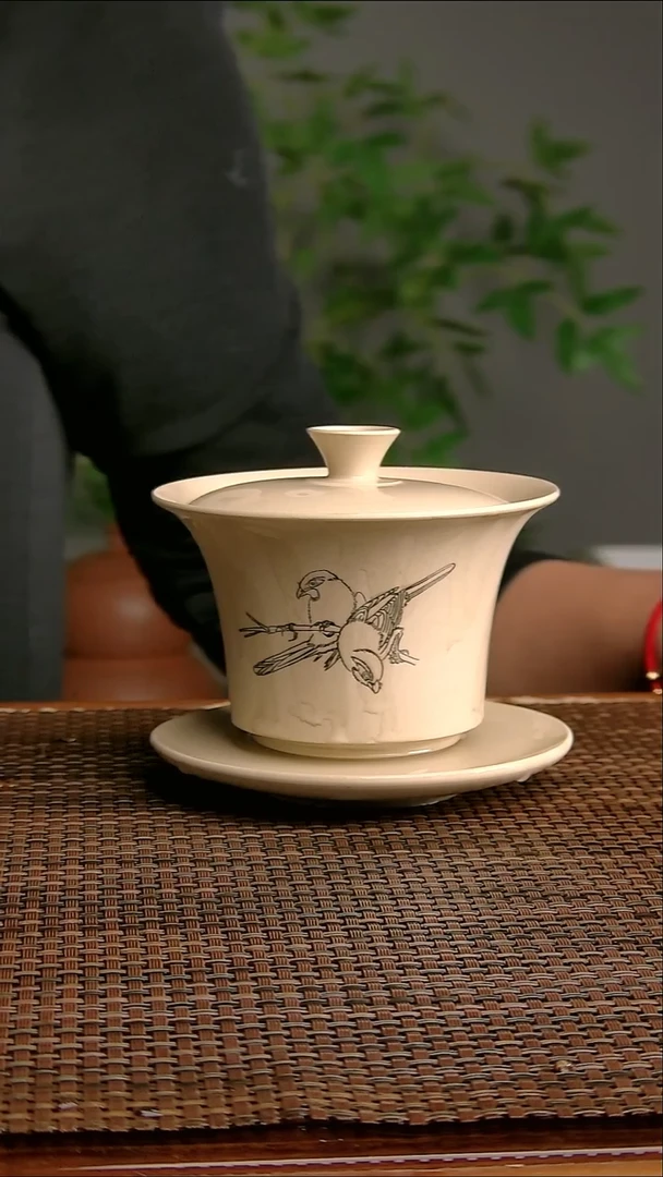 玻璃白泥轻版鸟马蹄盖碗