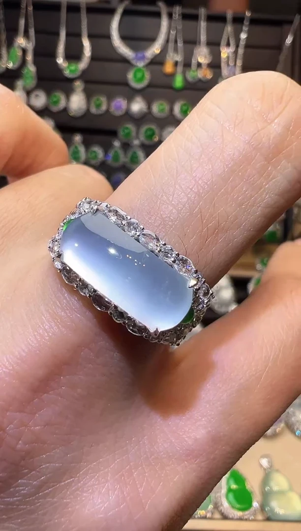 18K金镶嵌戒指翡翠马鞍