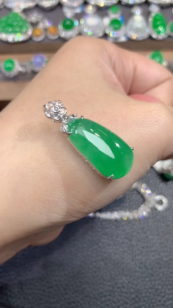 吊坠(不含链)18K金镶嵌翡翠A117