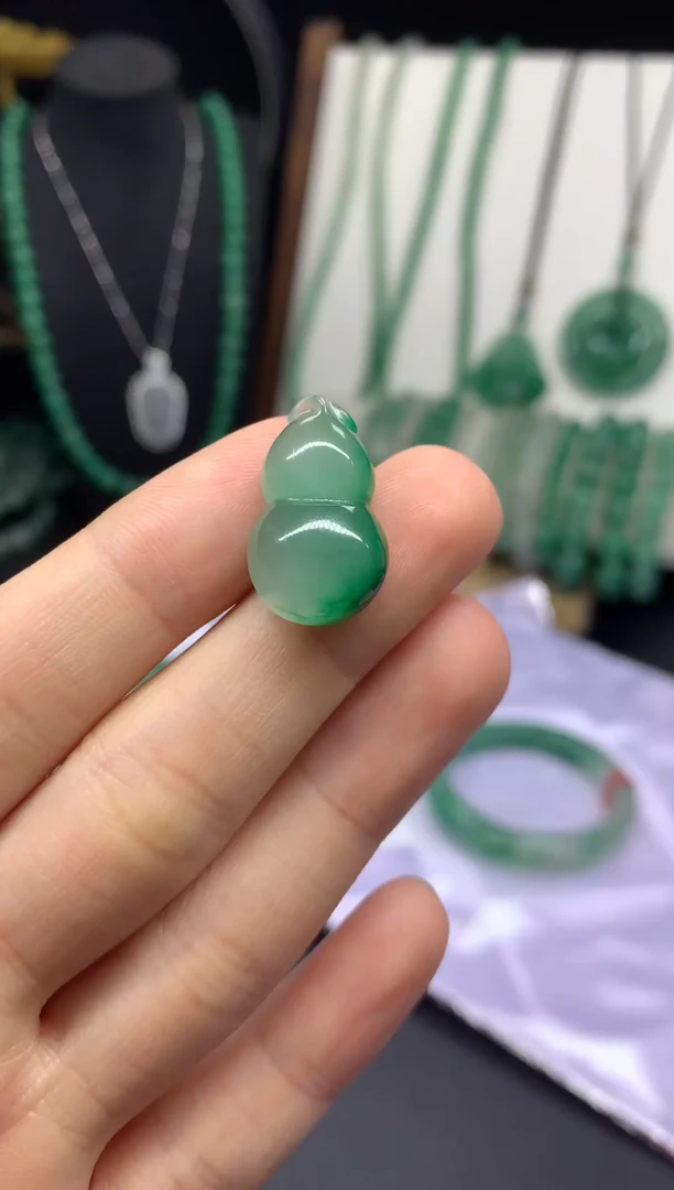 吊坠(不含链)未镶嵌石英质玉（非洲翠）葫芦