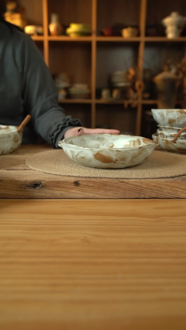 粉影系列的8英寸双耳盘1个