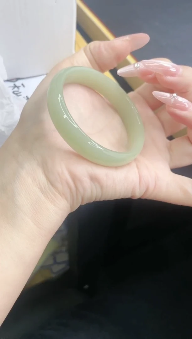 【闪购商品】石英质玉手镯未镶嵌188/53.9